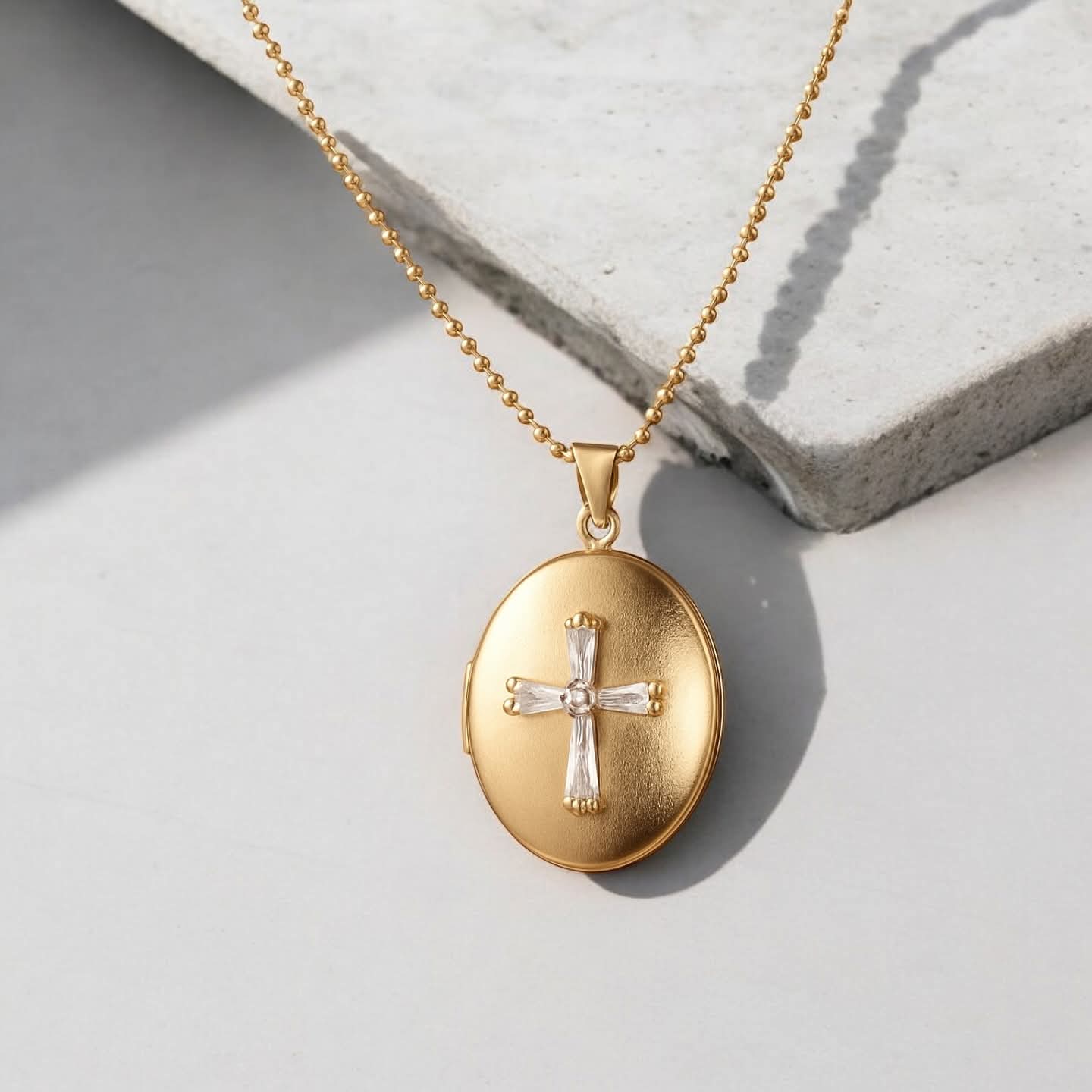 Relicário Oval com Cruz