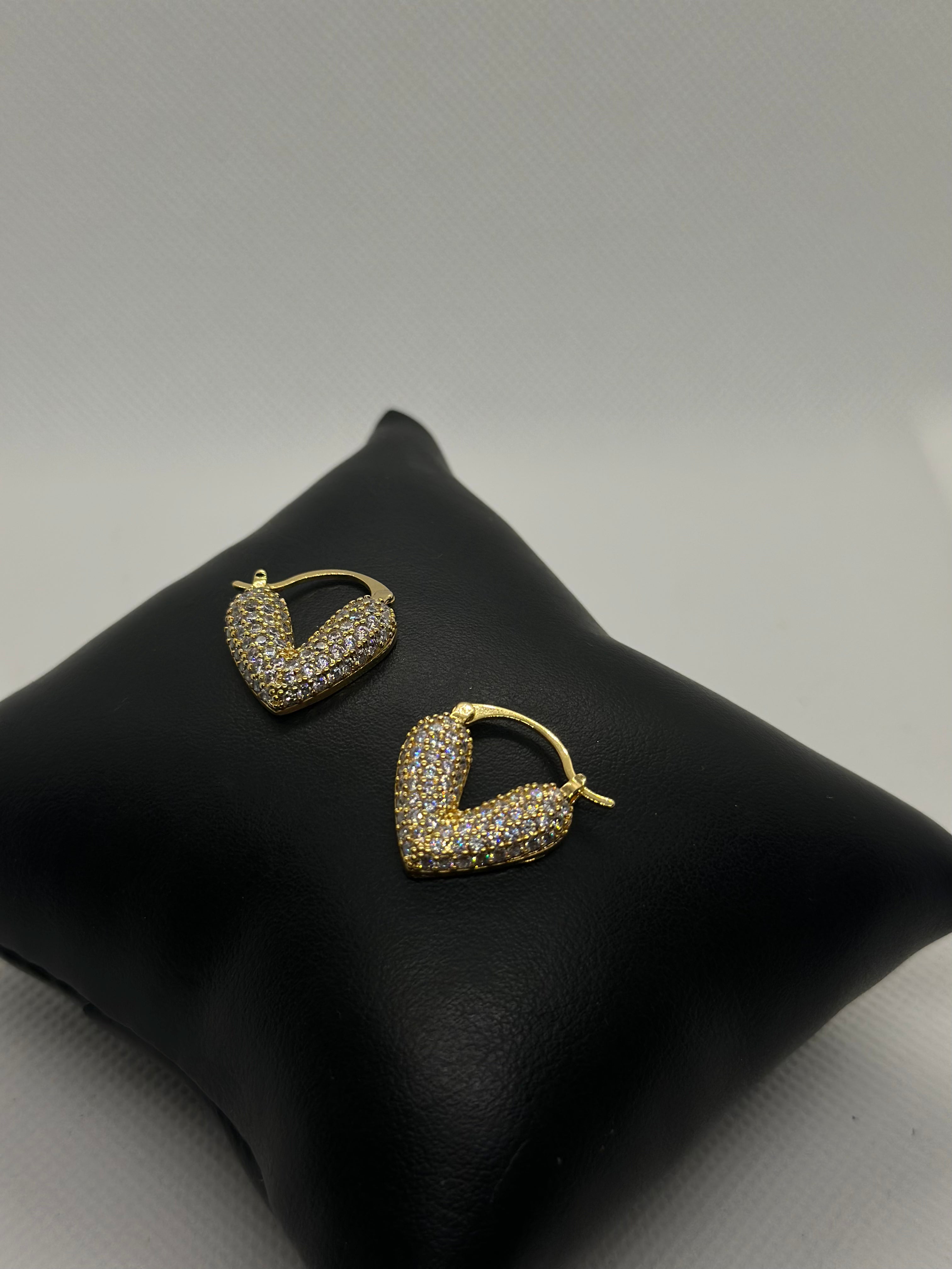 Brinco coração cravejado